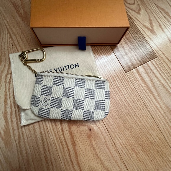 $3️⃣9️⃣5️⃣ Louis Vuitton Key Cle Damier Azur - Picture 3 of 5